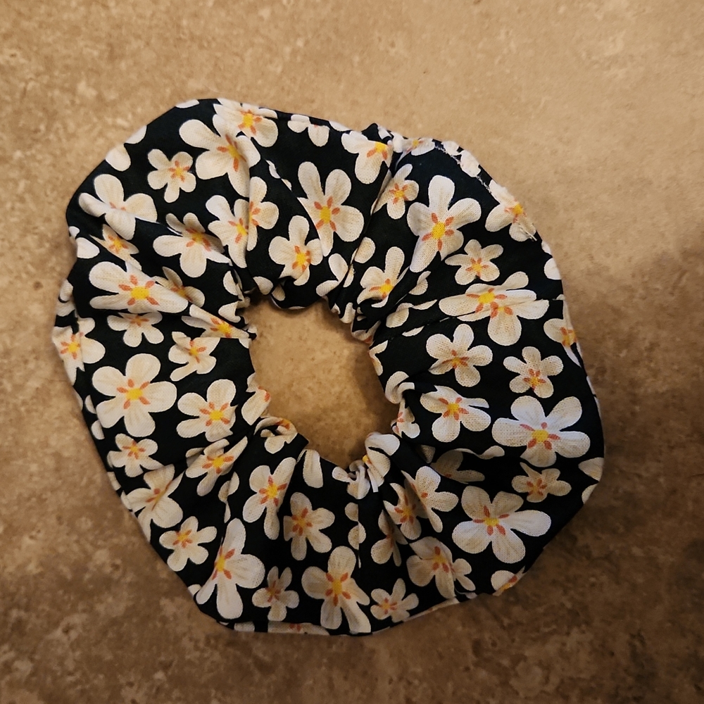 🐻  🌼 New Hair Scrunchie Flowers